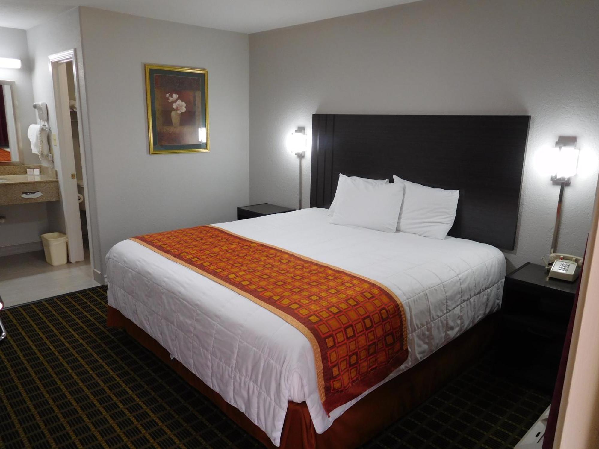 Deluxe Inn Stamford Exterior photo